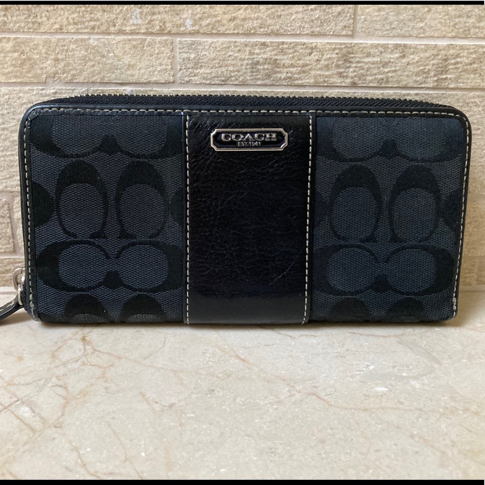 🛍Coach Signature zip around wallet!